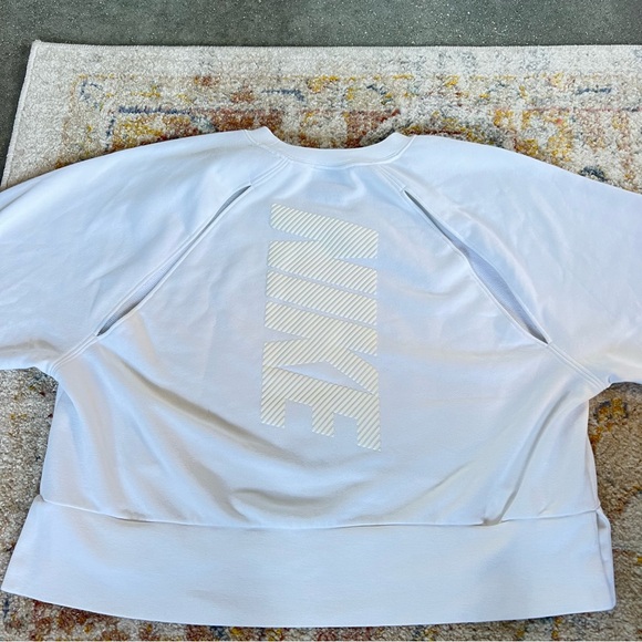 🤍NIKE CREWNECK - Picture 2 of 4